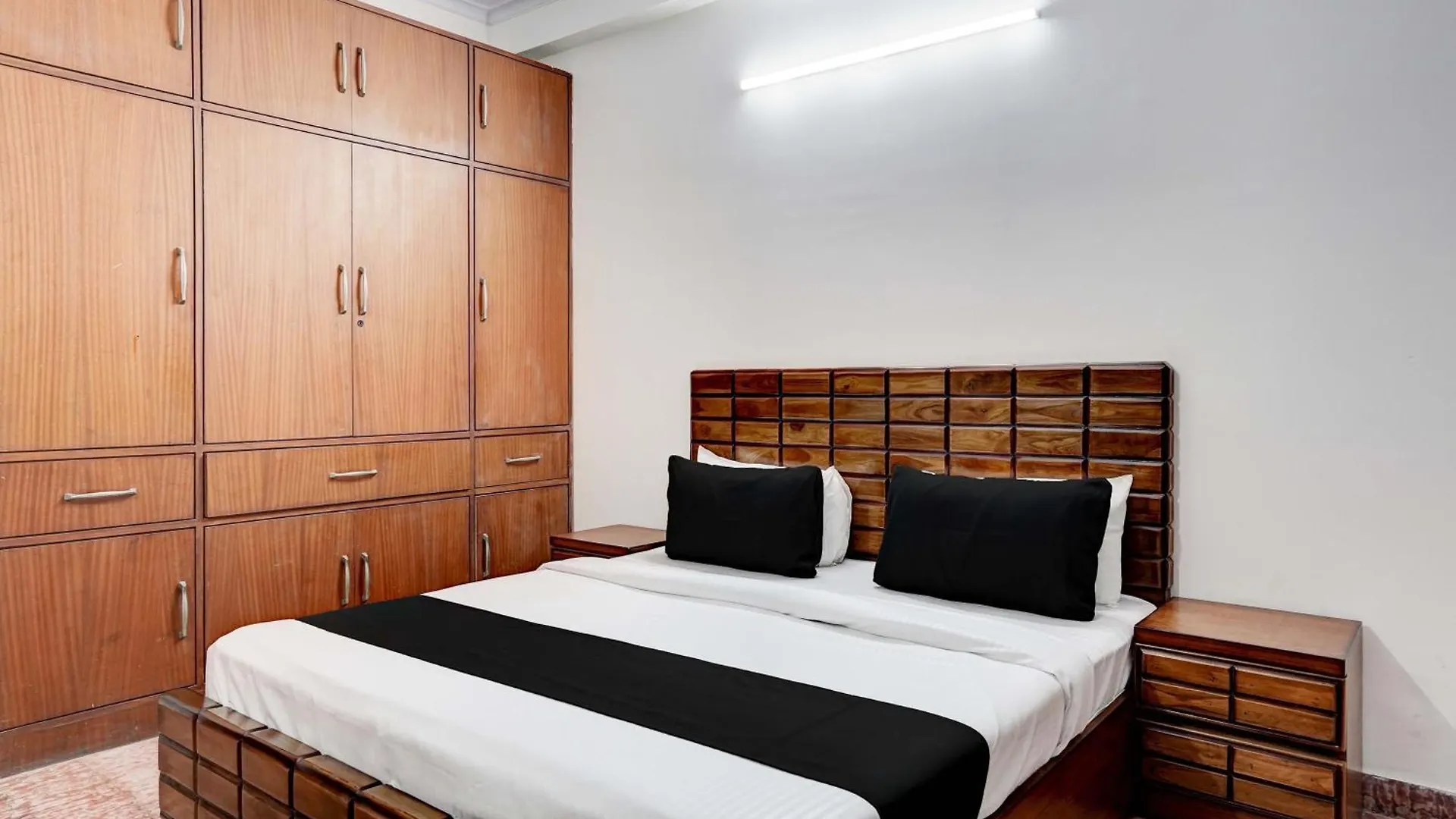 Collection O Dev Villa Gurgaon Hotel